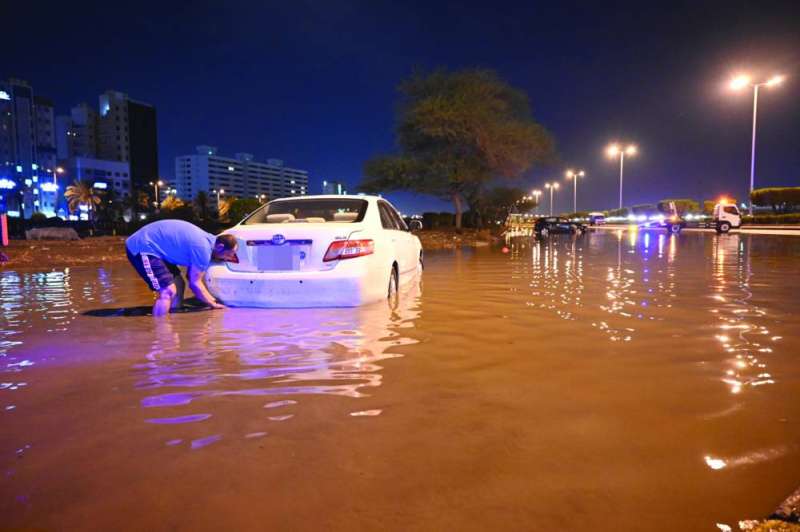 
غرق سيارة قرب الأندلس	 (تصوير أسعد عبدالله)
