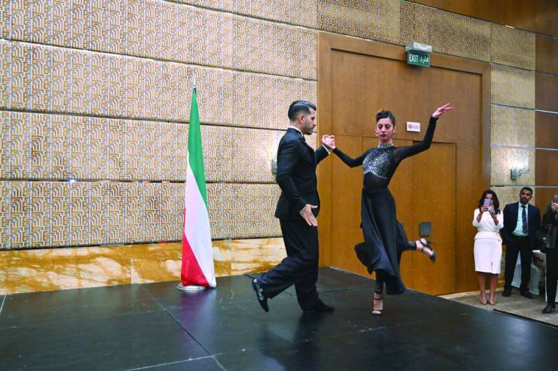 جانب من رقصة التانغو الأرجنتينية 
