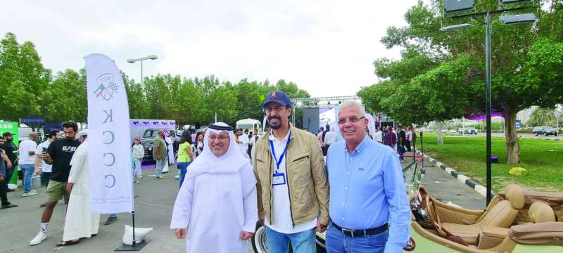 
الخالد متوسطاً السفيرين المالكي وطهبوب
