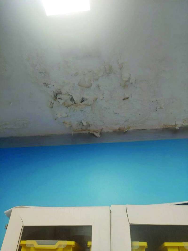 تشقّقات الخرير تعبث بالمرافق المدرسية