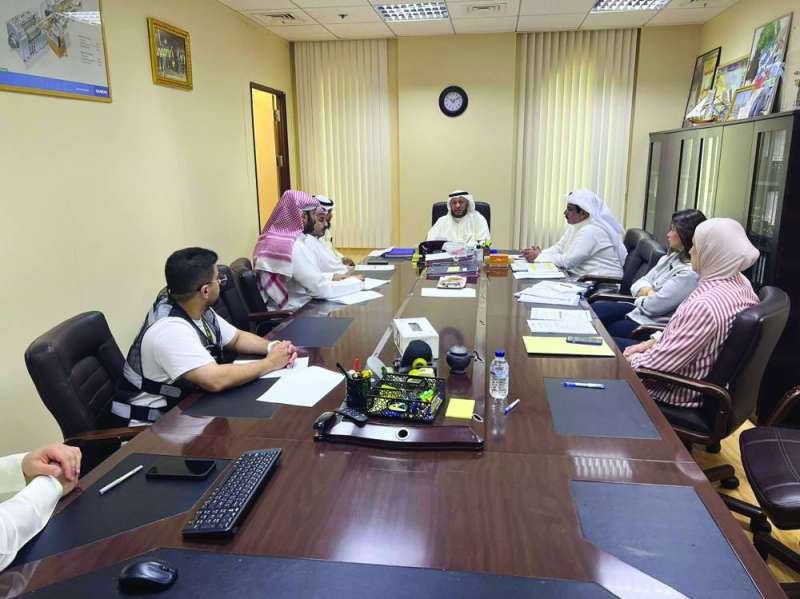 الفريج مُجتمعاً بفريق طوارئ الأمطار