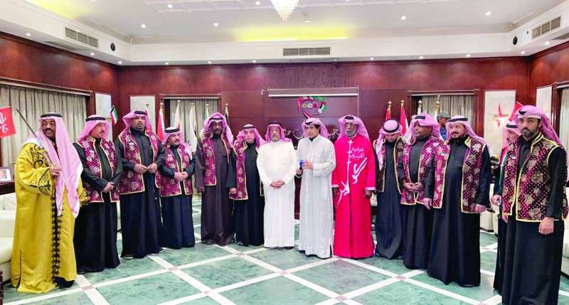 العميري يتوسط الأمير والسلامة... وأعضاء فرقة الجهراء 