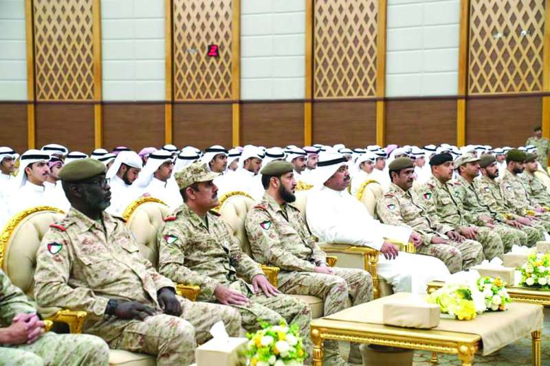 وزير الدفاع متوسطاً كبار الضباط أثناء إجراء القرعة العلنية 