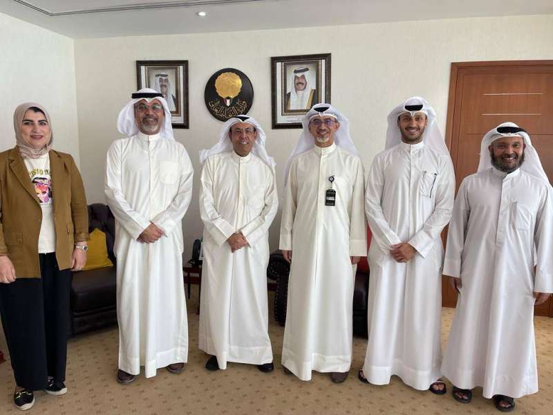 الوزير حمد العدواني مع وفد رابطة الباحثين العلميين