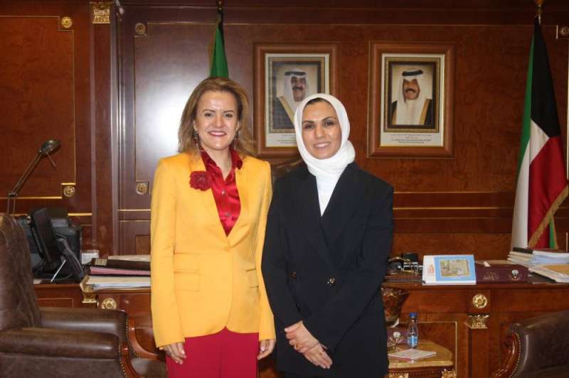 وزيرة الشؤون مع السفيرة الفرنسية