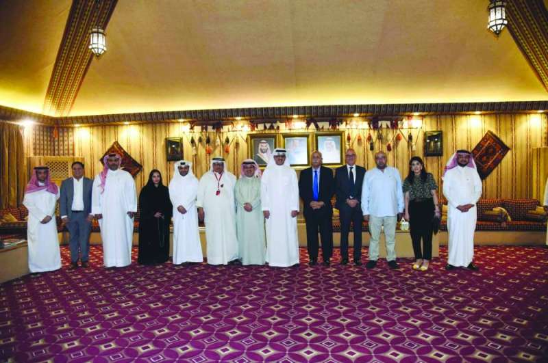 السفيران السعودي والبحريني يتوسطان ممثلي السفارة والصحافيين (تصوير أسعد عبدالله)