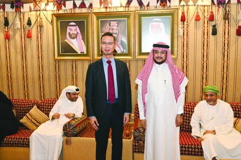 نائب السفير السعودي يحيى القحطاني مع ديبلوماسي ياباني