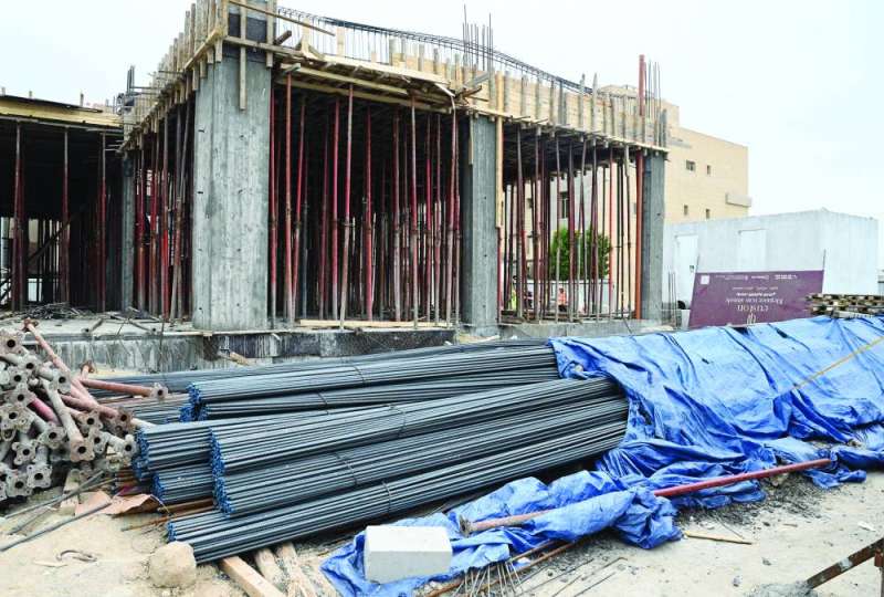 وضع السقالة بشكل يحمي العمالة من السقوط