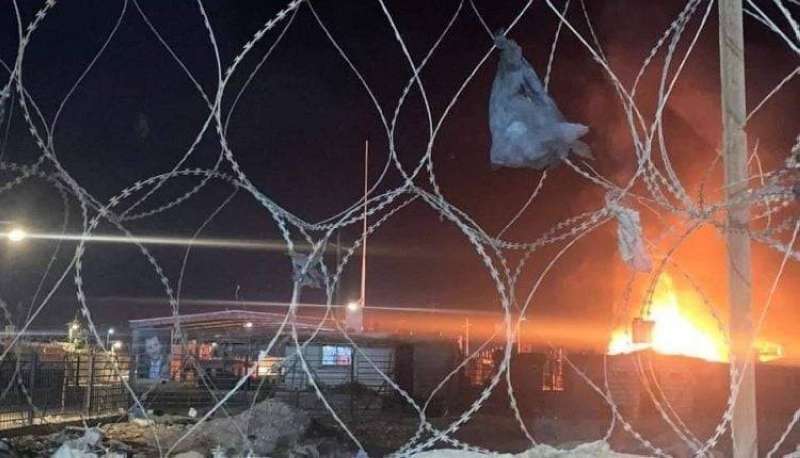النيران تتصاعد من قافلة محمّلة بالفيول على الحدود العراقية - السورية بعد استهدافها بطائرات مٌسيّرة