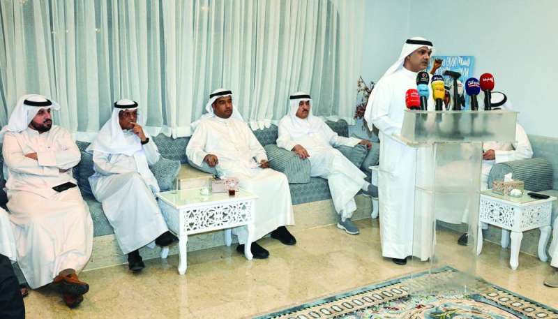 محمد الدوسري يتحدّث بحضور مسلم البراك وممثلي القوى السياسية	 (تصوير نايف العقلة)
