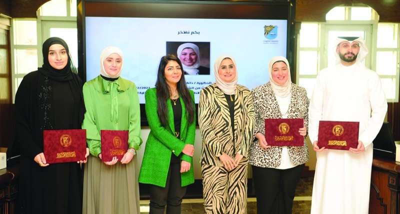 الكندري مُتوسّطة عدداً من المكرمين 	(تصوير سعود سالم)