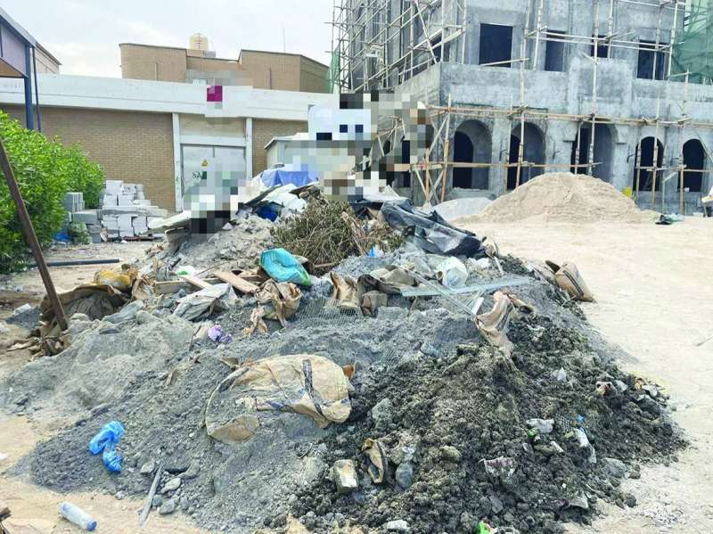 
أنقاض مركونة بجانب القسائم