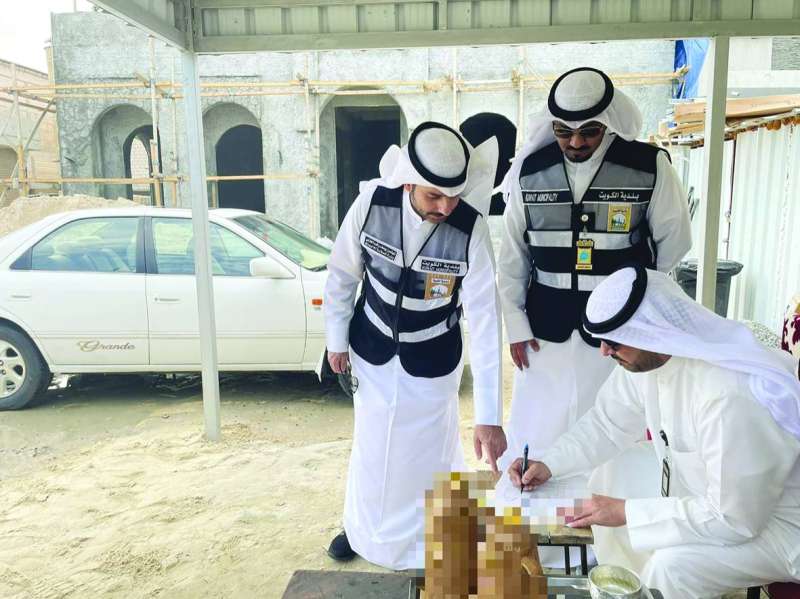 
طارق العدواني يراقب عمل المُفتّشين أثناء تحرير محضر بالمخالفة
