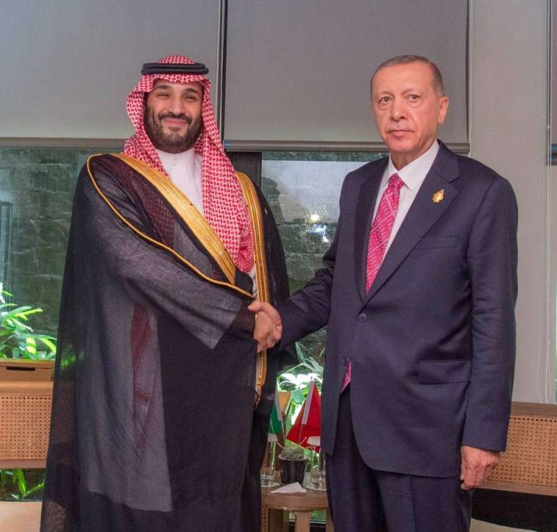ولي العهد السعودي مُصافحاً أردوغان