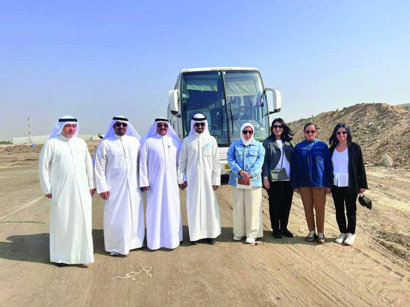 
أعضاء المجلس البلدي في مردم نفايات الجهراء
