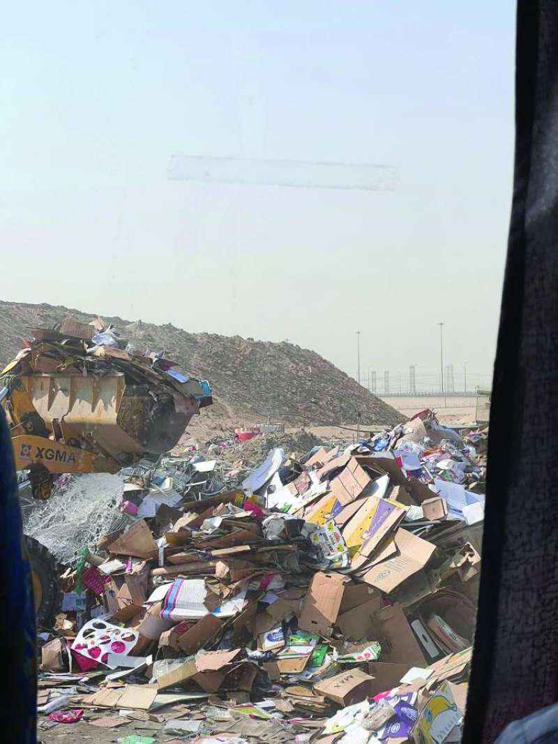 
عملية فرز النفايات وردمها بشكل يدوي
