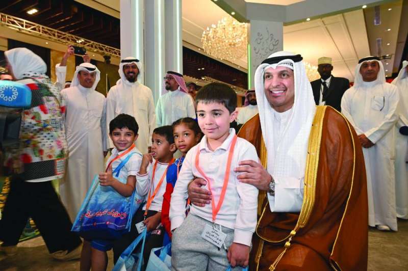 الوزير المطيري وأحد التلامذة من زوار المعرض
