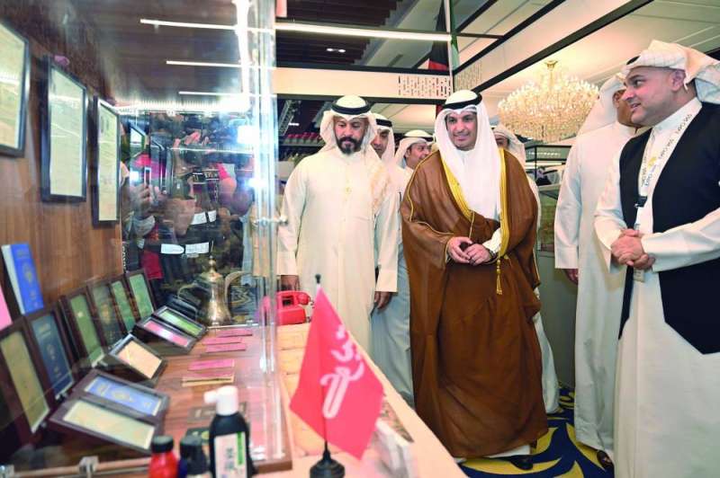 المطيري خلال جولة على الأجنحة المشاركة في المعرض 