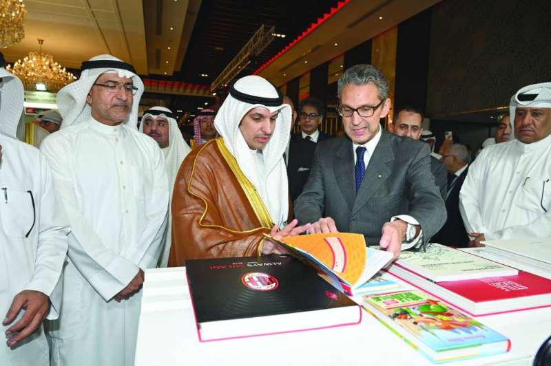 المطيري مستمعاً إلى شرح من السفير الإبطالي في جناح بلاده في المعرض