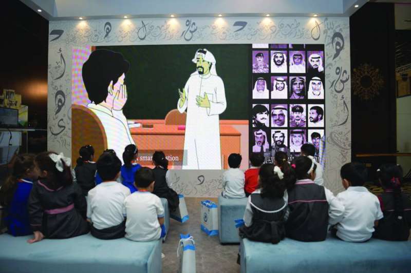 عرض إلكتروني لصور الشهداء في جناح مكتب الشهيد