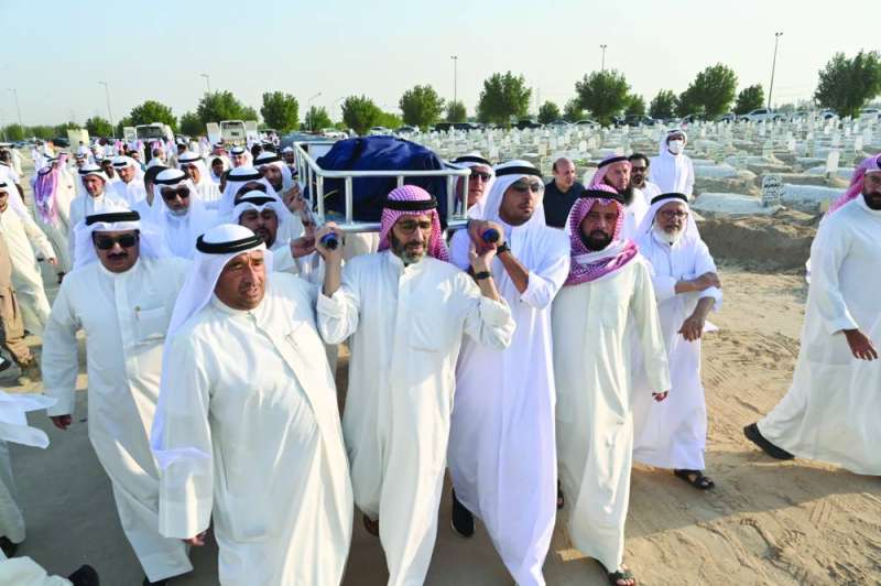 
جثمان السنعوسي محمولاً على أكتاف محبيه 	(تصوير أسعد عبدالله)