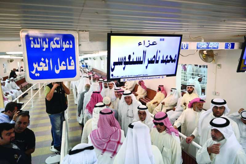 
أهل الفقيد يتقبلون التعازي