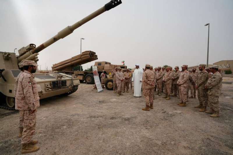وزير الدفاع خلال تفقده «مدفعية القوة البرية»