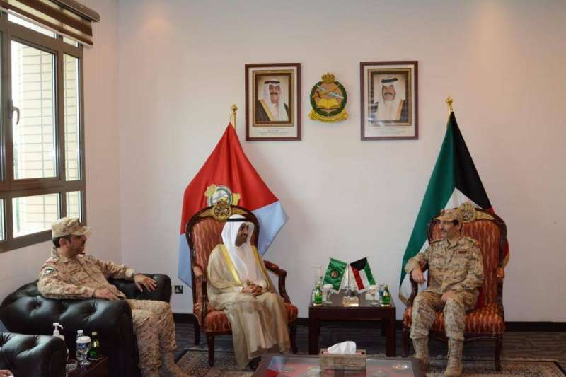 الحجرف خلال زيارته لكلية مبارك العبدالله