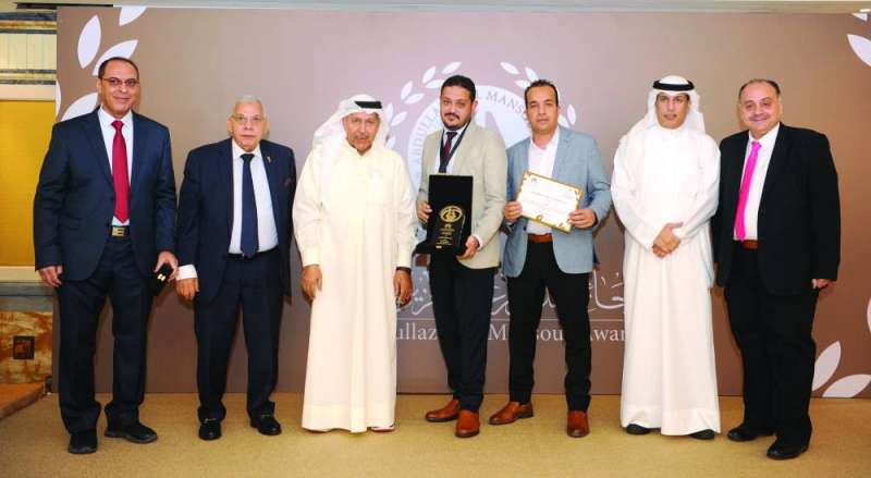 
تكريم رئيس الدار الفائزة محمد شوقي		(تصوير سعود سالم)