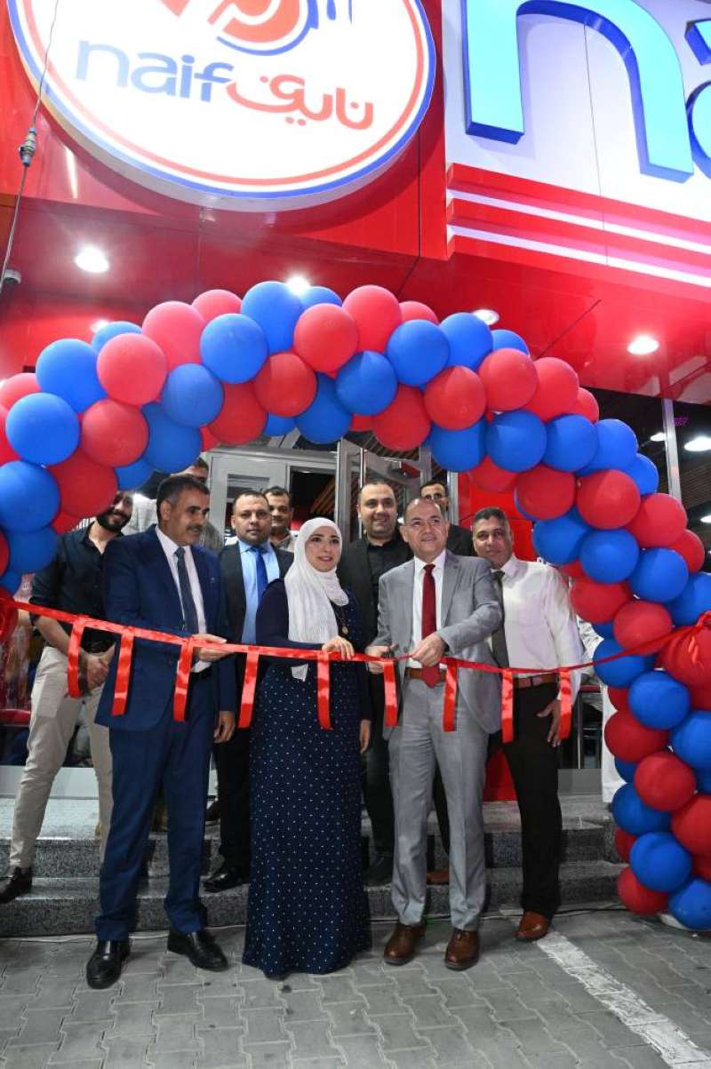 قص شريط افتتاح الفرع الجديد في الفروانية (تصوير نايف العقلة)