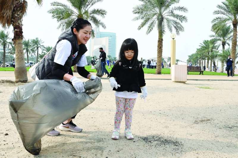 
 يابانية وطفلتها