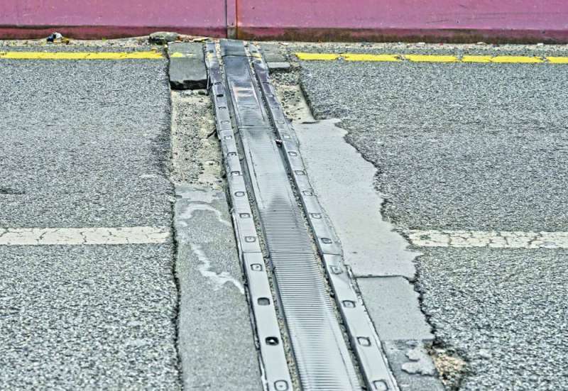 
تهالك فواصل جسور الدائري الرابع	 (تصوير أسعد عبدالله)
