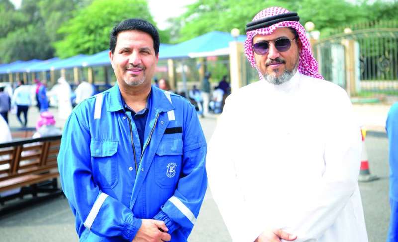 الزميل تركي المغامس مع محمد البصري في معرض الأحمدي