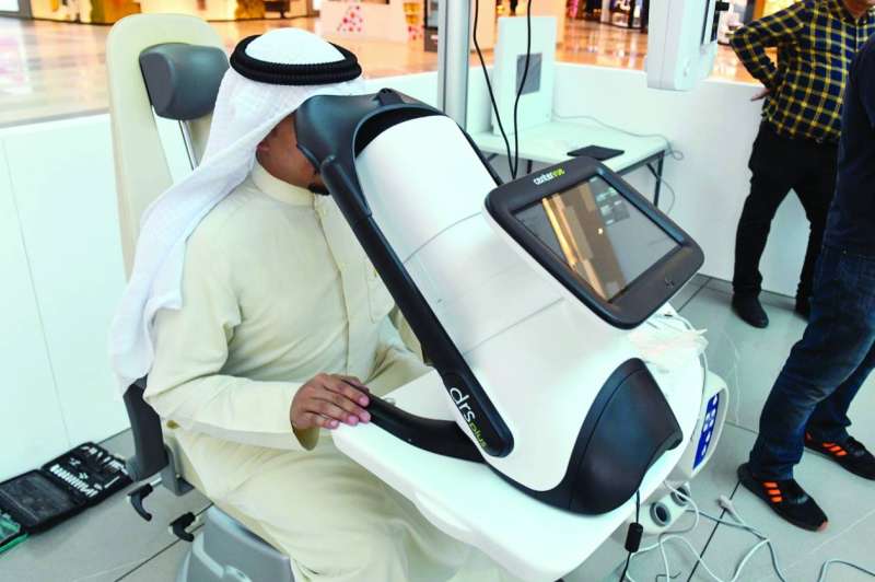 أجهزة متطورة لفحص العين بمركز البحر للعيون