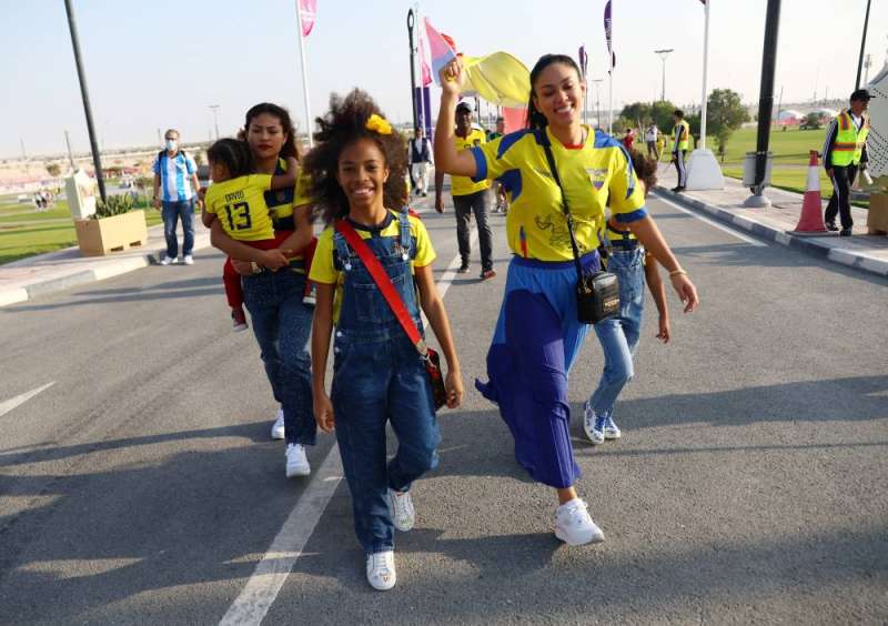 عشاق الكرة إلى "البيت" (رويترز)