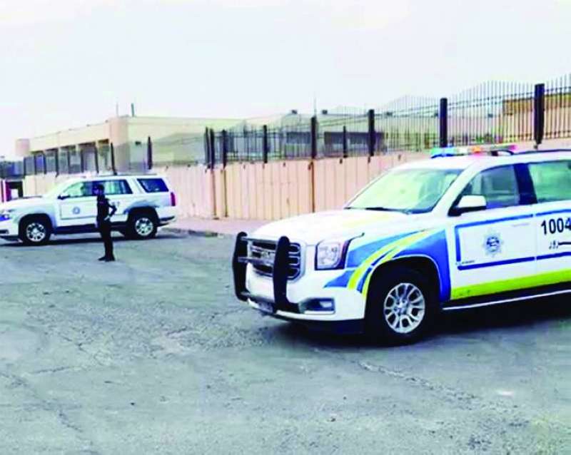 دوريات للشرطة لفرض الأمن أمام المدارس