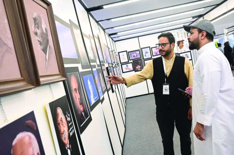 القحطاني يشرح إحدى اللوحات للزميل فيصل التركي 