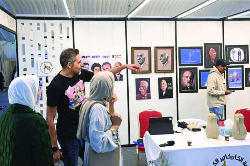 الصراف مع زوّار المعرض 