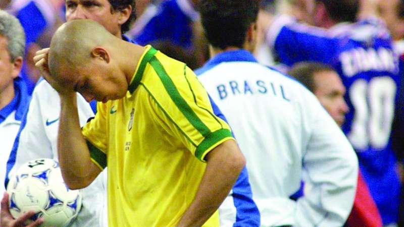 رونالدو محبطاً بعد نهائي مونديال فرنسا 1998