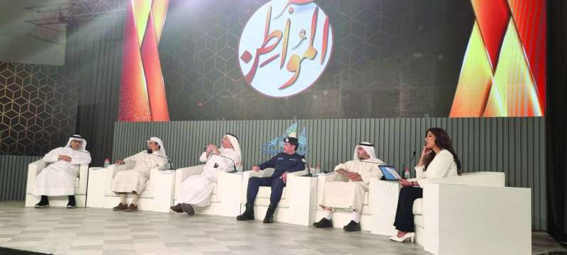 أنوار مراد مع مسؤولي المحافظة خلال حلقة «منبر المواطن» من الجهراء
