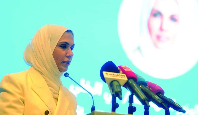 
مي البغلي ملقية كلمتها 	(تصوير سعود سالم)