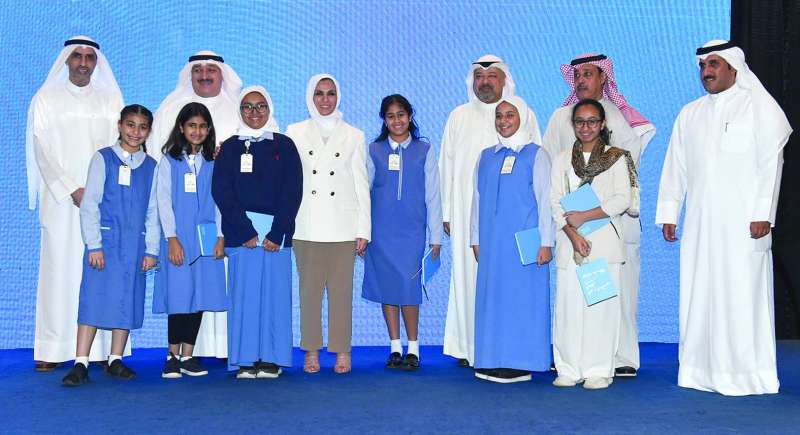 طالبات بعد تكريمهن مع البغلي والعوضي ومهدي وعدد من المشاركين 