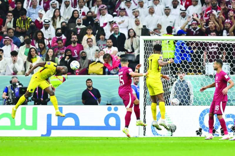 إينير فالنسيا مسجلاً الهدف الثاني في مرمى قطر 	(أ ف ب)