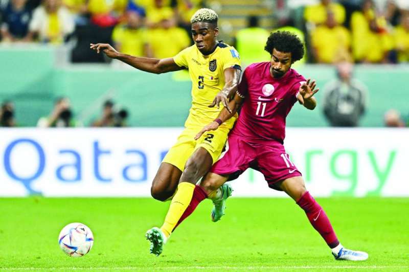 أكرم عفيف في صراع على الكرة مع فيليكس توريس	 (رويترز)