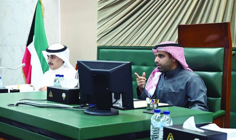 عبدالله المحري مترئساً الجلسة وبجانبه أحمد المنفوحي 	(تصوير نايف العقلة)
