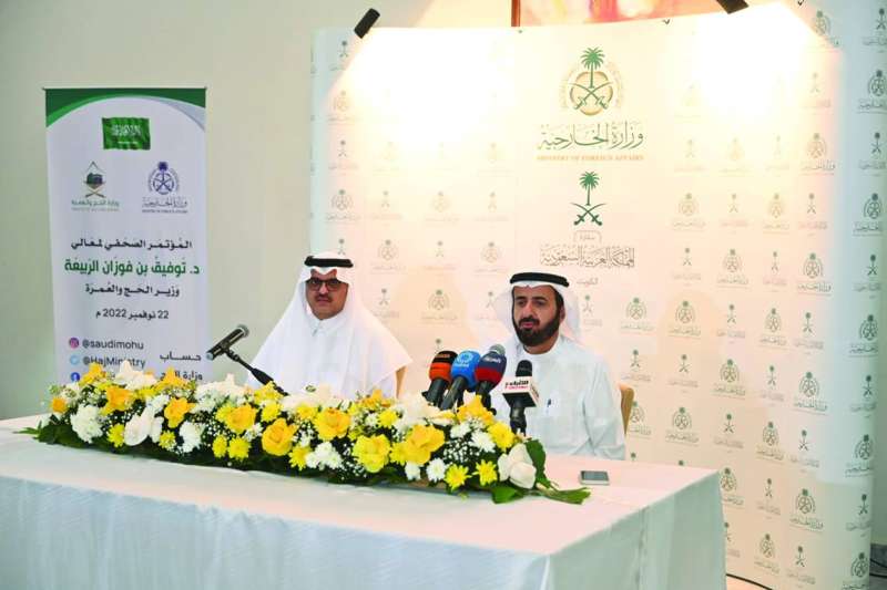 
وزير الحج والعمرة السعودي مع سلطان بن سعد خلال المؤتمر الصحافي
