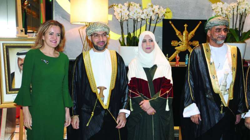 السفير العماني مع السفيرة الفرنسية 