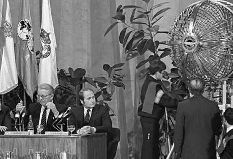 
 بلاتر (في الوسط) يراقب سحب القرعة المثير للجدل
