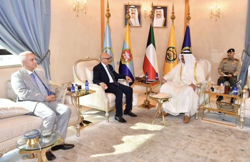 وزير الدفاع مع سفير تونس