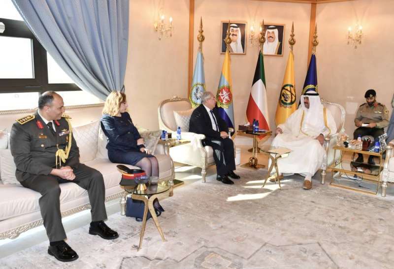 وزير الدفاع مع السفير المصري
 